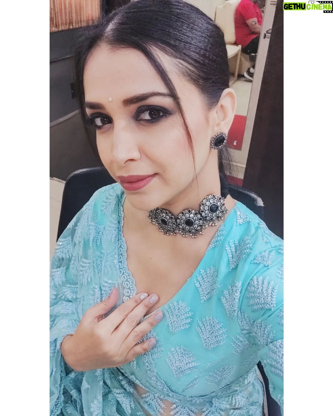 Swetha Changappa Instagram - Surround yourself with really good people. I think that's an important thing. Because the people you surround yourself are a reflection of you.❤️ Make up:- @keerthiram28 Outfit:- @rktopknotchstudio Blouse design:- @yukthi_designs Jewellery:- @rktopknotchstudio Hairstyle:- @hairstyle_by_shashi