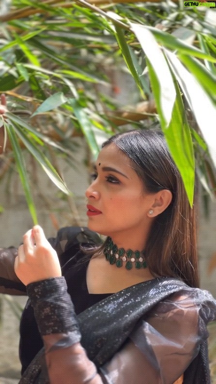Swetha Changappa Instagram - Black my favourite ❤️ Love you ❤️ Makeup:- @keerthiram28 loved the no makeup look❤️ Outfit:- @the_knots_fashion_house this was tooo good. Thank you ❤️ Hairstyle:- @hairstyle_by_shashi retro classy Jewellery:- @nk_jewelshouse amazing piece of jewelry. Loved it❤️ VC:- @keerthiram28 @kxsahanaa thank you both😍 Assistant:- @vinoda__890 thank you vinodaaa❤️