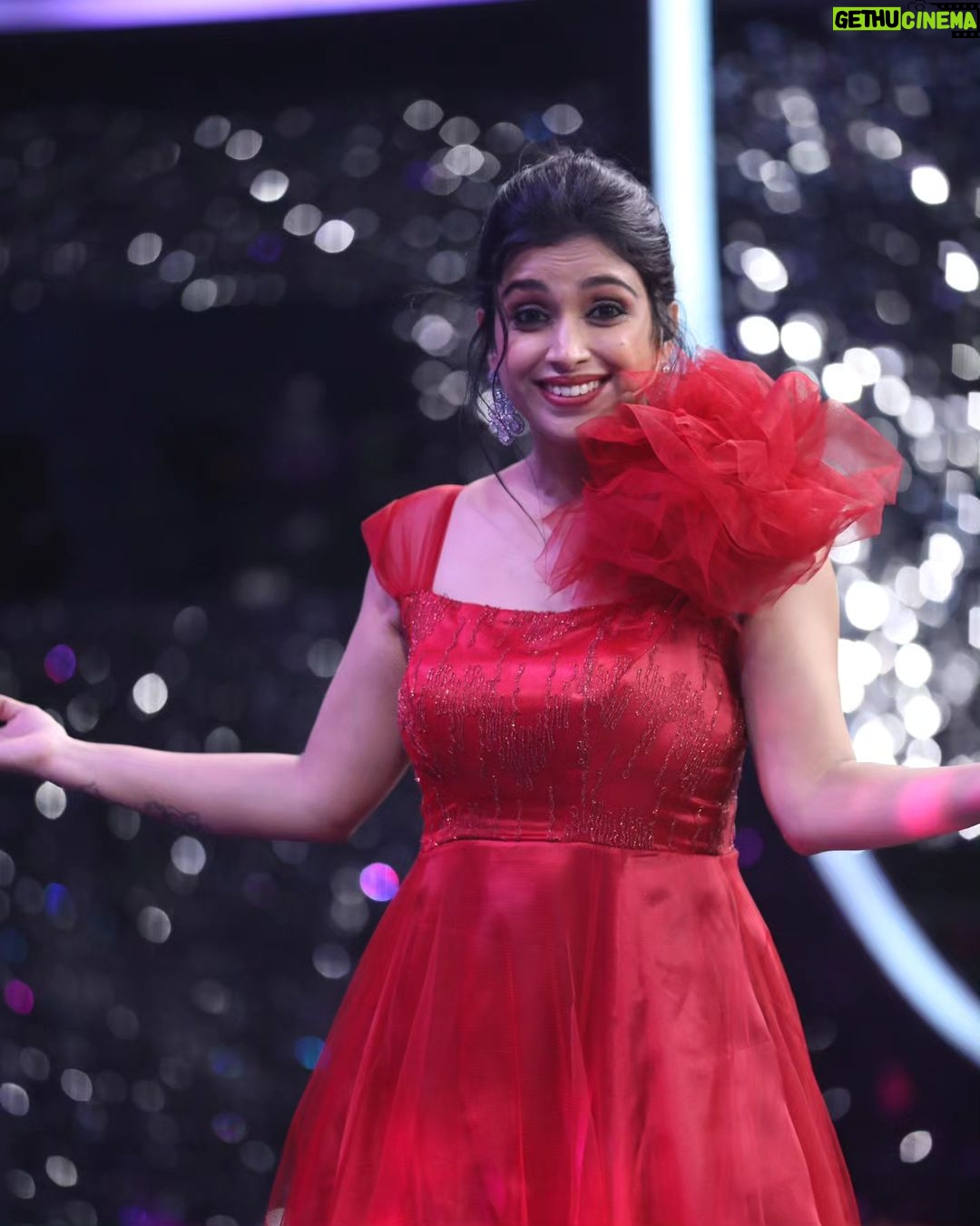 Swetha Changappa Instagram - Hey , Don't stare at me.. You will fall in LOVE ❤️ My lovely team for this beautiful look for the grand opening of chota champion show❤️ Make up:- My one n only favourite @keerthiram28 ❤️ @rktopknotchstudio Beautiful Outfit :- @yukthi_designs Jewellery:- @velvetboxby Hairstyle:- @kanasu_amstudio My Assistant:- @vinoda_b_890 Photography:- @b_h_a_r_a_t_h_photography
