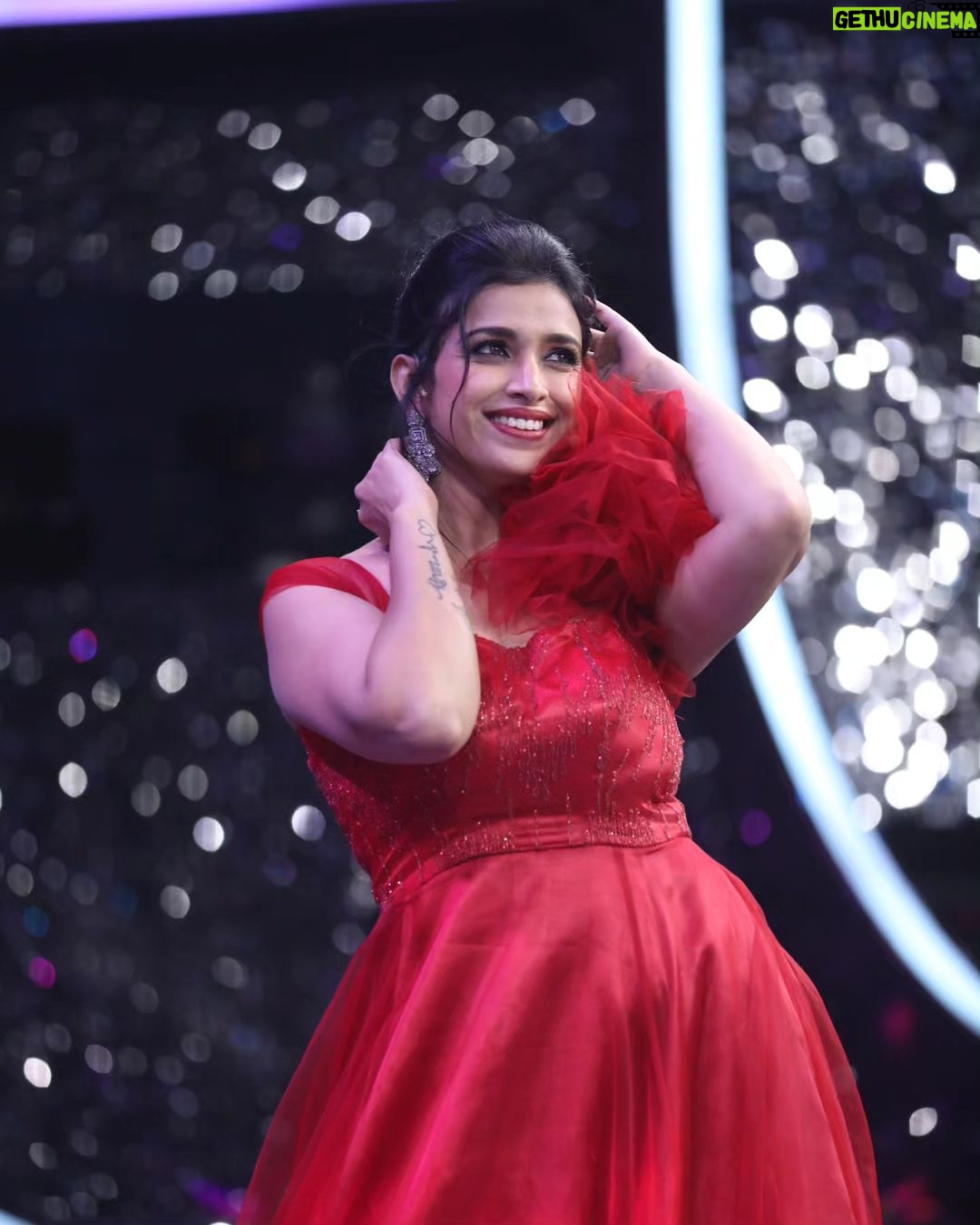 Swetha Changappa Instagram - Hey , Don't stare at me.. You will fall in LOVE ❤️ My lovely team for this beautiful look for the grand opening of chota champion show❤️ Make up:- My one n only favourite @keerthiram28 ❤️ @rktopknotchstudio Beautiful Outfit :- @yukthi_designs Jewellery:- @velvetboxby Hairstyle:- @kanasu_amstudio My Assistant:- @vinoda_b_890 Photography:- @b_h_a_r_a_t_h_photography