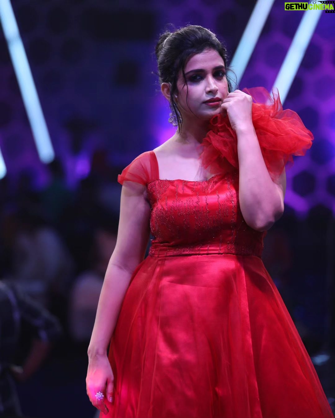 Swetha Changappa Instagram - Hey , Don't stare at me.. You will fall in LOVE ❤️ My lovely team for this beautiful look for the grand opening of chota champion show❤️ Make up:- My one n only favourite @keerthiram28 ❤️ @rktopknotchstudio Beautiful Outfit :- @yukthi_designs Jewellery:- @velvetboxby Hairstyle:- @kanasu_amstudio My Assistant:- @vinoda_b_890 Photography:- @b_h_a_r_a_t_h_photography