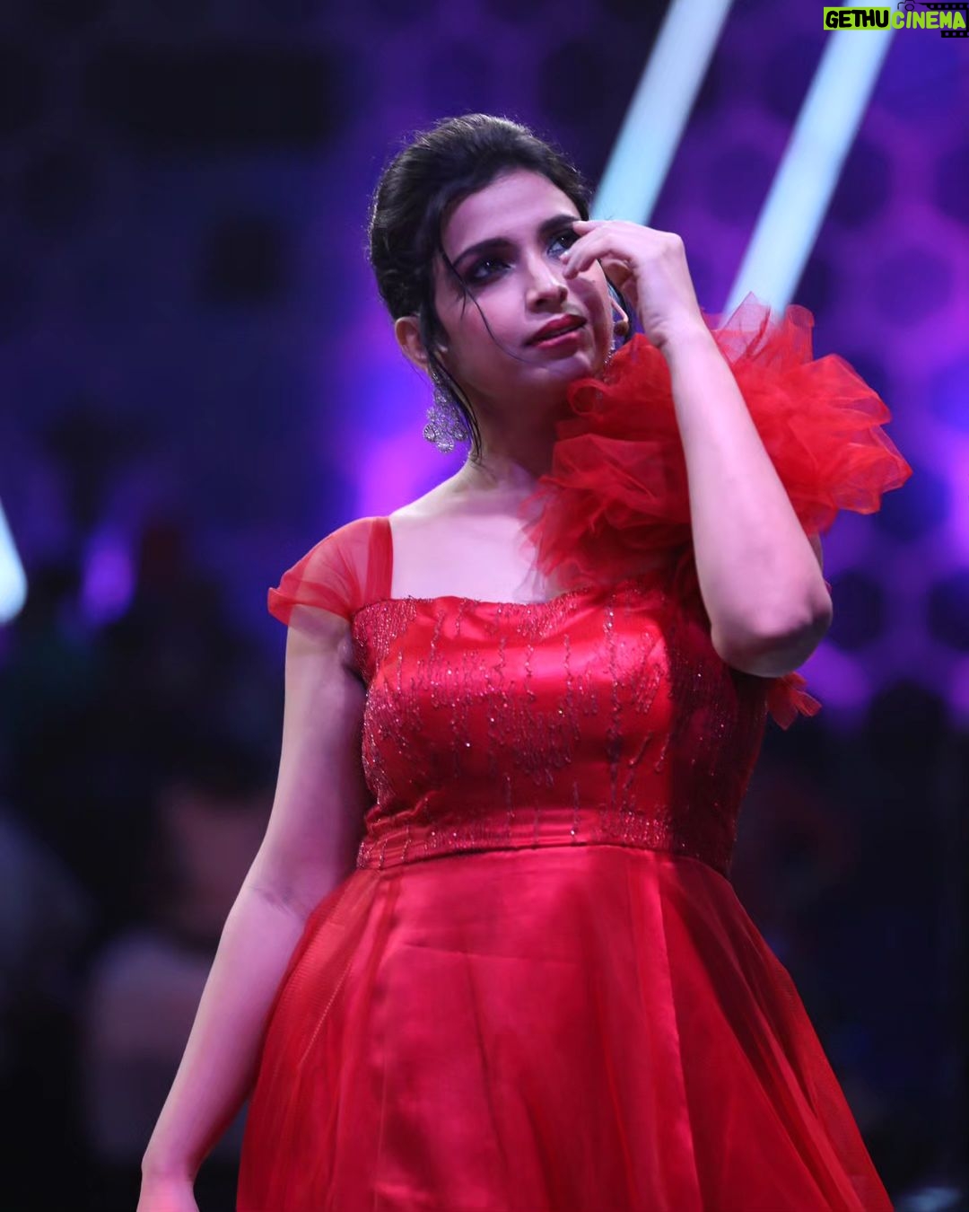 Swetha Changappa Instagram - Hey , Don't stare at me.. You will fall in LOVE ❤️ My lovely team for this beautiful look for the grand opening of chota champion show❤️ Make up:- My one n only favourite @keerthiram28 ❤️ @rktopknotchstudio Beautiful Outfit :- @yukthi_designs Jewellery:- @velvetboxby Hairstyle:- @kanasu_amstudio My Assistant:- @vinoda_b_890 Photography:- @b_h_a_r_a_t_h_photography