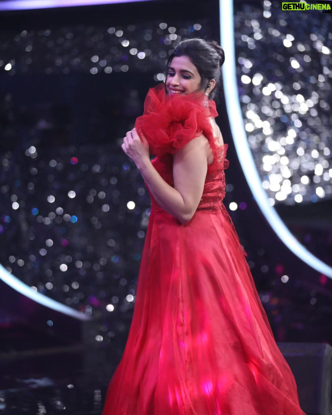 Swetha Changappa Instagram - Hey , Don't stare at me.. You will fall in LOVE ❤️ My lovely team for this beautiful look for the grand opening of chota champion show❤️ Make up:- My one n only favourite @keerthiram28 ❤️ @rktopknotchstudio Beautiful Outfit :- @yukthi_designs Jewellery:- @velvetboxby Hairstyle:- @kanasu_amstudio My Assistant:- @vinoda_b_890 Photography:- @b_h_a_r_a_t_h_photography