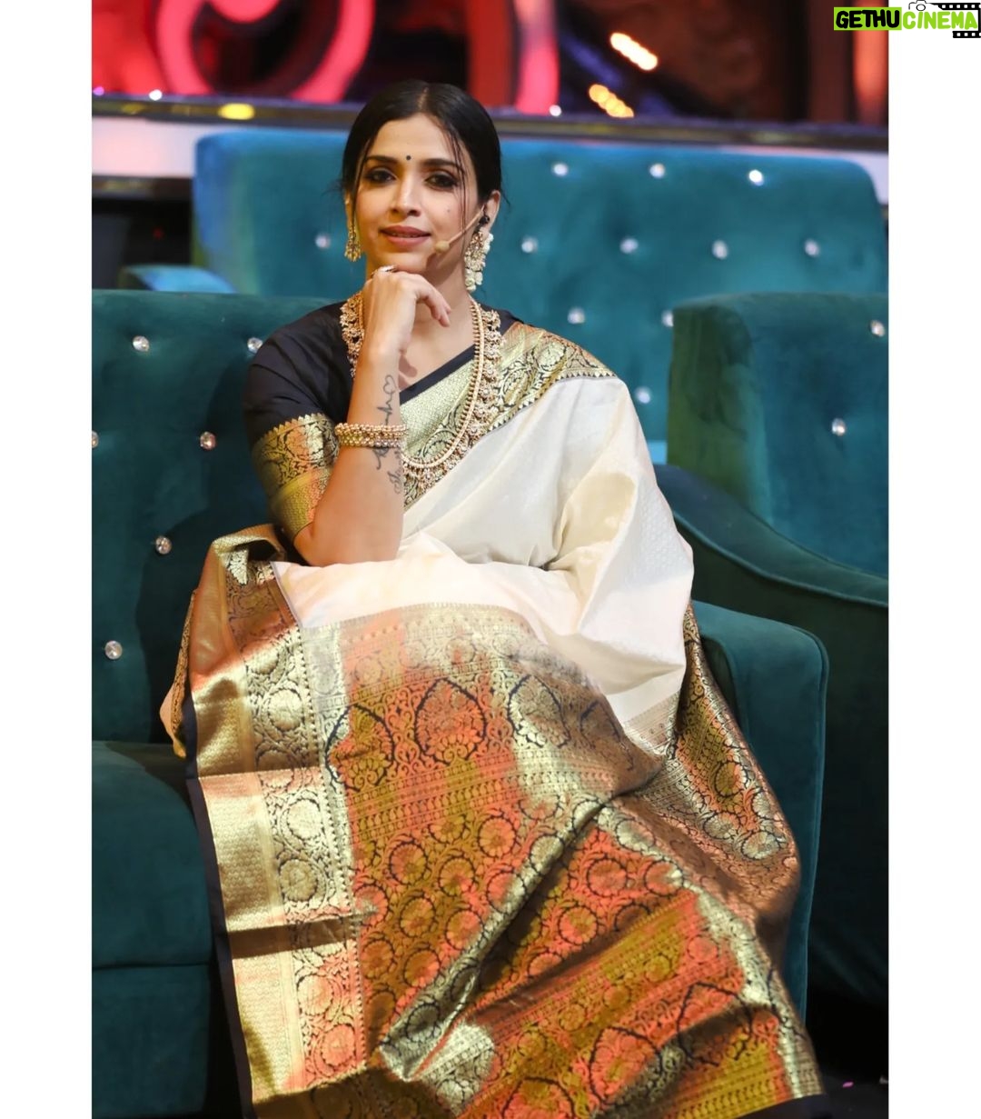 Swetha Changappa Instagram - Elegance is innate...individual...eternal... it stands the test of time!❤️ My beautiful classy Indian look for ugadi special event of zee kannada Make up:- my all time favourite @keerthiram28 Outfit:- @rktopknotchstudio Blouse design:- @yukthi_designs Jewellery:- @velvetboxby Hairstyle:- @hairstyle_by_shashi