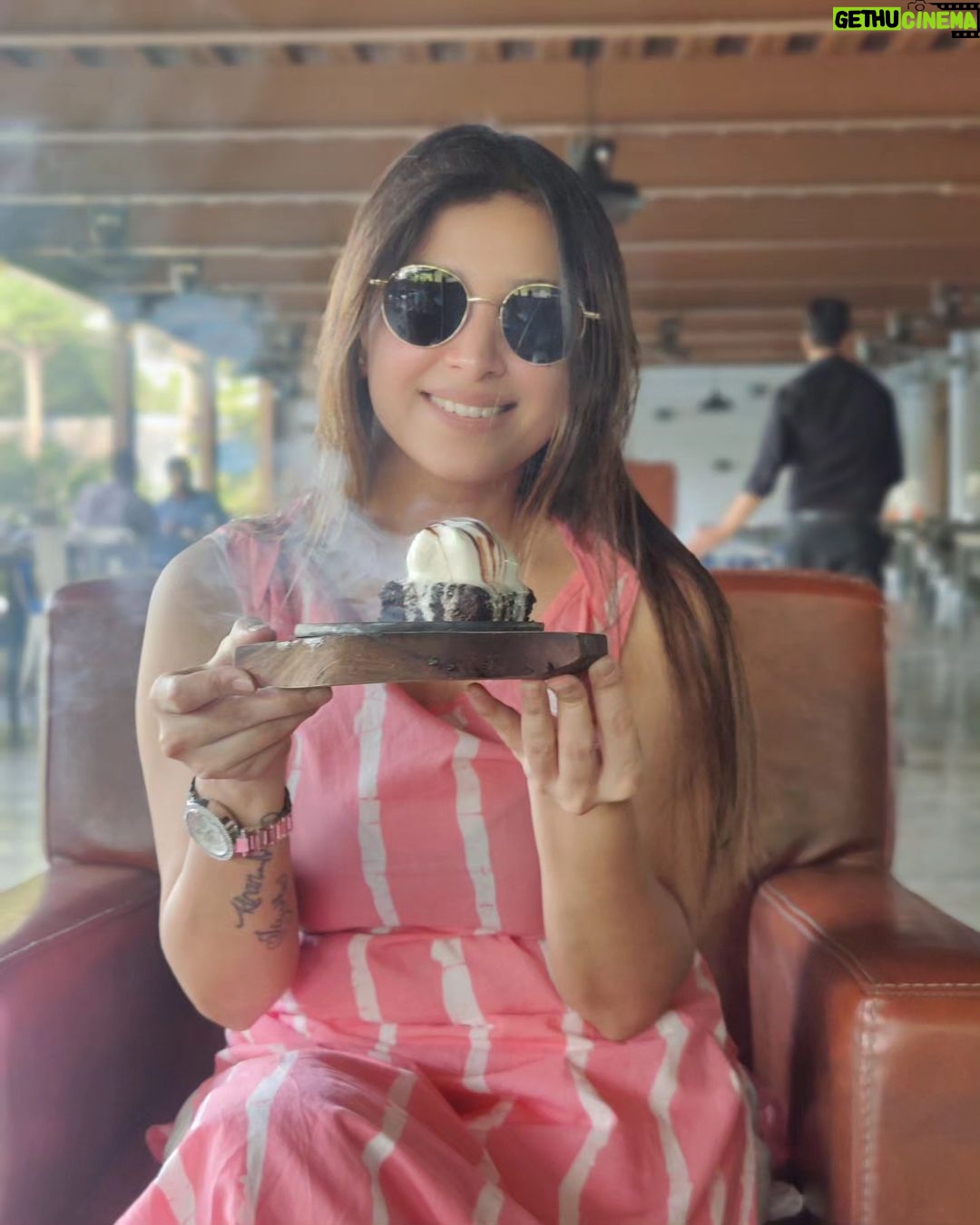 Swetha Changappa Instagram - "Not how long, but how well you have lived is the main thing.”❤️ Njoy every moment. Don't live in your past, don't think of future which is unpredictable. JUST LIVE THIS MOMENT ❤️ Have a great week ahead MY INSTAFAM💐