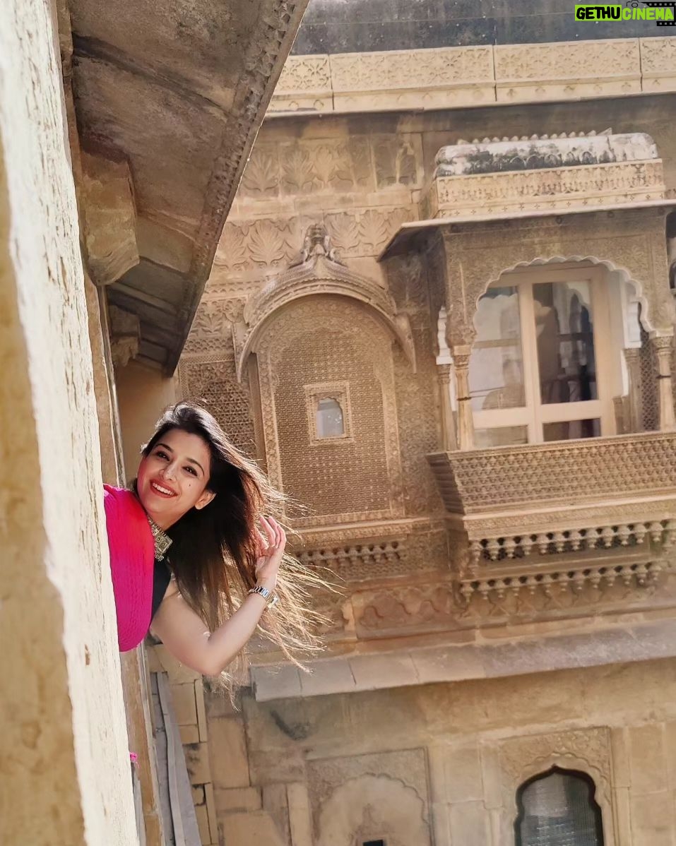 Swetha Changappa Instagram - When i visited the living fort of Jaisalmer ❤️ This is where queens communicate ❤️ This was my second visit to Rajasthan with my friend divya and we have a tremendous memories which is close to my heart ❤️ @thedrapediva ❤️