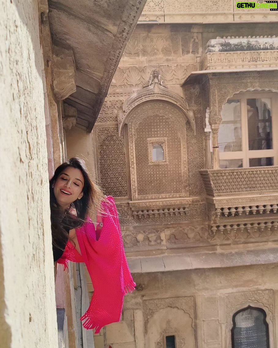 Swetha Changappa Instagram - When i visited the living fort of Jaisalmer ❤️ This is where queens communicate ❤️ This was my second visit to Rajasthan with my friend divya and we have a tremendous memories which is close to my heart ❤️ @thedrapediva ❤️