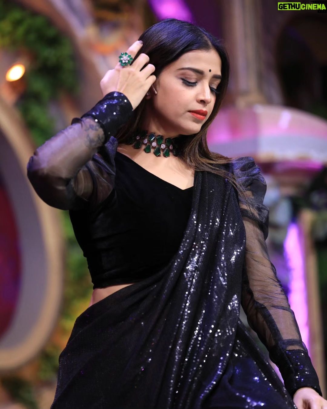 Swetha Changappa Instagram - "Classic never goes out of style.” Makeup:- @keerthiram28 l Outfit:- @the_knots_fashion_house Hairstyle:- @hairstyle_by_shashi Jewellery:- @nk_jewelshouse Assistant:- @vinoda__890 Photography:- @b_h_a_r_a_t_h_photography