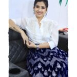 Swetha Changappa Instagram - Well this is how I got ready for my chota champion show finale ❤️🧿 simple yet sooo classy ❤️just loved my look for this grand event.❤️ Make up:- my ever favourite @keerthiram28 Jewellery:- @velvetboxby thank you for your beautiful jewelry for most of my outfits ❤️ Outfit:- @dharaatelier Hairstyle:- @makeoverwithshashi_nag Assistant:- @vinoda__890 Photography:- @b_h_a_r_a_t_h_photography