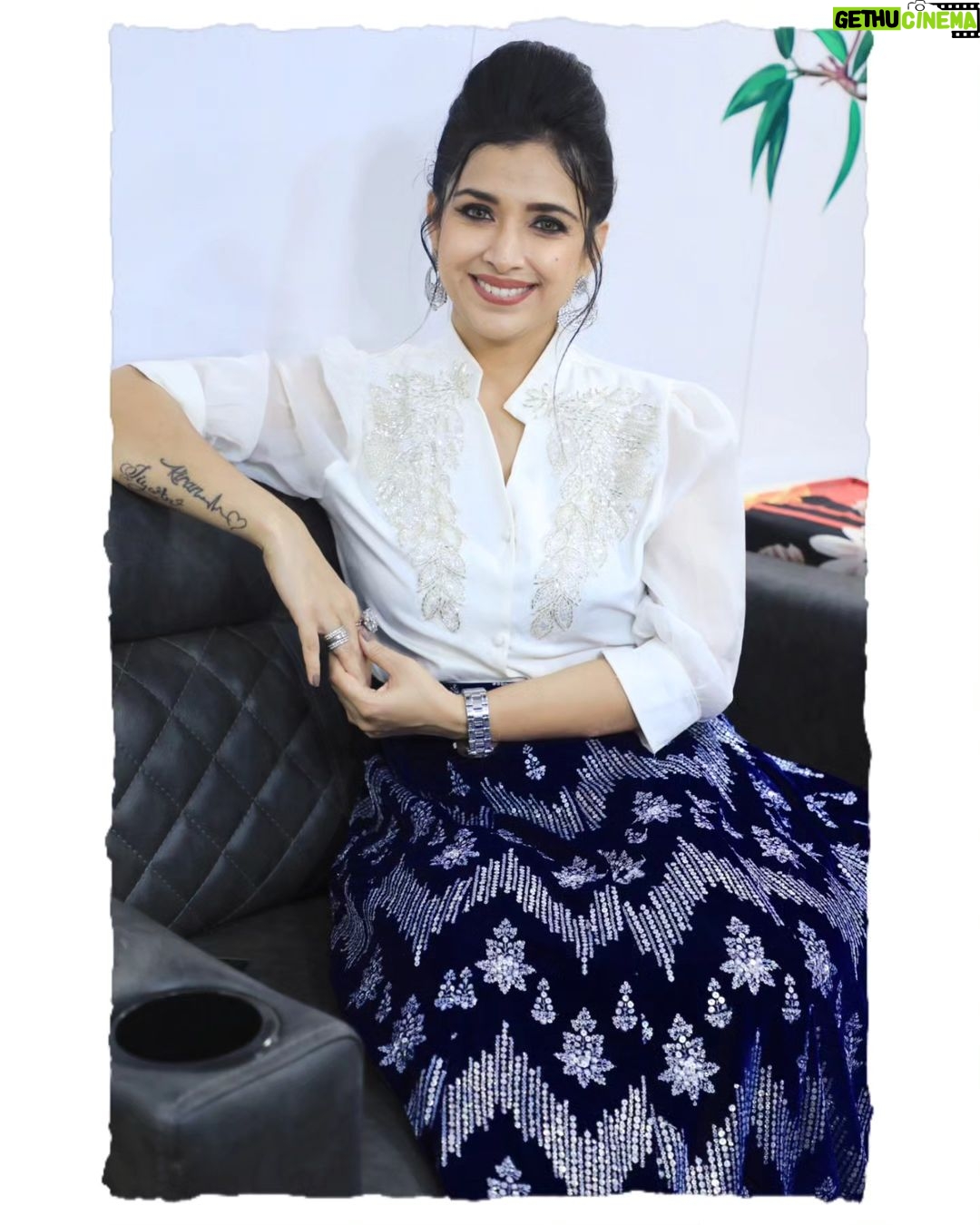 Swetha Changappa Instagram - Well this is how I got ready for my chota champion show finale ❤️🧿 simple yet sooo classy ❤️just loved my look for this grand event.❤️ Make up:- my ever favourite @keerthiram28 Jewellery:- @velvetboxby thank you for your beautiful jewelry for most of my outfits ❤️ Outfit:- @dharaatelier Hairstyle:- @makeoverwithshashi_nag Assistant:- @vinoda__890 Photography:- @b_h_a_r_a_t_h_photography