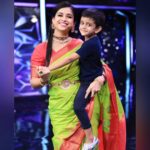 Swetha Changappa Instagram - ಸರ್ವರಿಗೂ ವರಮಹಾಲಕ್ಷ್ಮೀ ಹಬ್ಬದ ಹಾರ್ದಿಕ ಶುಭಾಷಯಗಳು❤️🙏🏻. ಆ ತಾಯಿ ಲಕ್ಷ್ಮೀ,ಎಲ್ಲರಿಗೂ ಸುಖ ಶಾಂತಿ ನೆಮ್ಮದಿ ಮತ್ತು ಉತ್ತಮ ಆರೋಗ್ಯವನ್ನು ಕೊಟ್ಟು ಕಾಪಾಡಲಿ ಎಂದು ಬೇಡಿಕೊಳ್ಳತ್ತೇನೆ ❤️🙏🏻 ನನ್ನ ಹಾಗೂ ನನ್ನ ಪುಟಾಣಿ ಕಂದ @jiyaan_aiyappa🧿 ಕಡೆಯಿಂದ ಮತ್ತೊಮ್ಮೆ ನಿಮಗೆ ವರಮಹಾಲಕ್ಷ್ಮಿ ಶುಭಾಶಯಗಳು🙏🏻 Make up :- @keerthiram28 Hairstyle :- @rashmitha_glamourholic Jewellery:- @velvetboxby Blouse stiched by :- @yukthi_designs Saree:- @ramrajcottonofficial Assistant:- @vinoda__890 Photography:- @b_h_a_r_a_t_h_photography