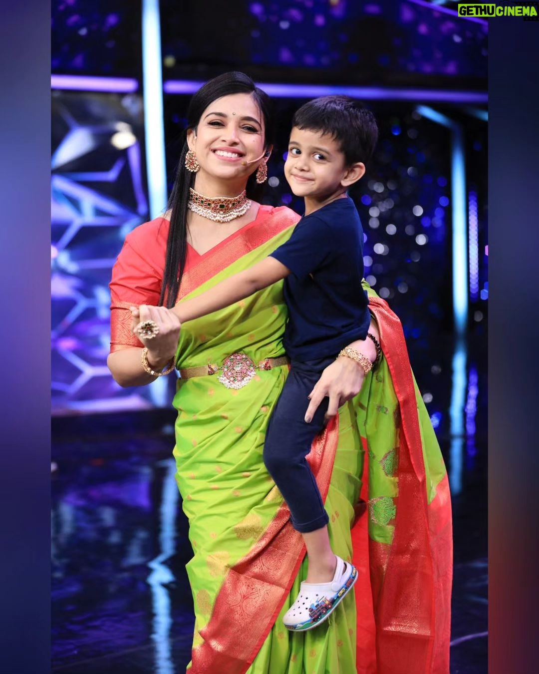 Swetha Changappa Instagram - ಸರ್ವರಿಗೂ ವರಮಹಾಲಕ್ಷ್ಮೀ ಹಬ್ಬದ ಹಾರ್ದಿಕ ಶುಭಾಷಯಗಳು❤️🙏🏻. ಆ ತಾಯಿ ಲಕ್ಷ್ಮೀ,ಎಲ್ಲರಿಗೂ ಸುಖ ಶಾಂತಿ ನೆಮ್ಮದಿ ಮತ್ತು ಉತ್ತಮ ಆರೋಗ್ಯವನ್ನು ಕೊಟ್ಟು ಕಾಪಾಡಲಿ ಎಂದು ಬೇಡಿಕೊಳ್ಳತ್ತೇನೆ ❤️🙏🏻 ನನ್ನ ಹಾಗೂ ನನ್ನ ಪುಟಾಣಿ ಕಂದ @jiyaan_aiyappa🧿 ಕಡೆಯಿಂದ ಮತ್ತೊಮ್ಮೆ ನಿಮಗೆ ವರಮಹಾಲಕ್ಷ್ಮಿ ಶುಭಾಶಯಗಳು🙏🏻 Make up :- @keerthiram28 Hairstyle :- @rashmitha_glamourholic Jewellery:- @velvetboxby Blouse stiched by :- @yukthi_designs Saree:- @ramrajcottonofficial Assistant:- @vinoda__890 Photography:- @b_h_a_r_a_t_h_photography