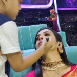 Swetha Changappa Instagram - When my life's chota champion @jiyaan_aiyappa🧿❤️ comes to my shooting set and helps me do my make up touch up❤️ what else a working mommy needs alwa... Thankful to God for giving me this precious who understands me sooo well at this early age🧿❤️ Love u my jiyaanu @jiyaan_aiyappa 🧿❤️ Make up :- @keerthiram28 Hairstyle :- @rashmitha_glamourholic Jewellery:- @velvetboxby Blouse stiched by :- @yukthi_designs Saree:- @ramrajcottonofficial Assistant:- @vinoda__890 Photography:- @b_h_a_r_a_t_h_photography