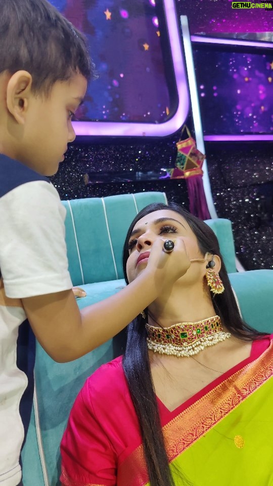 Swetha Changappa Instagram - When my life's chota champion @jiyaan_aiyappa🧿❤️ comes to my shooting set and helps me do my make up touch up❤️ what else a working mommy needs alwa... Thankful to God for giving me this precious who understands me sooo well at this early age🧿❤️ Love u my jiyaanu @jiyaan_aiyappa 🧿❤️ Make up :- @keerthiram28 Hairstyle :- @rashmitha_glamourholic Jewellery:- @velvetboxby Blouse stiched by :- @yukthi_designs Saree:- @ramrajcottonofficial Assistant:- @vinoda__890 Photography:- @b_h_a_r_a_t_h_photography