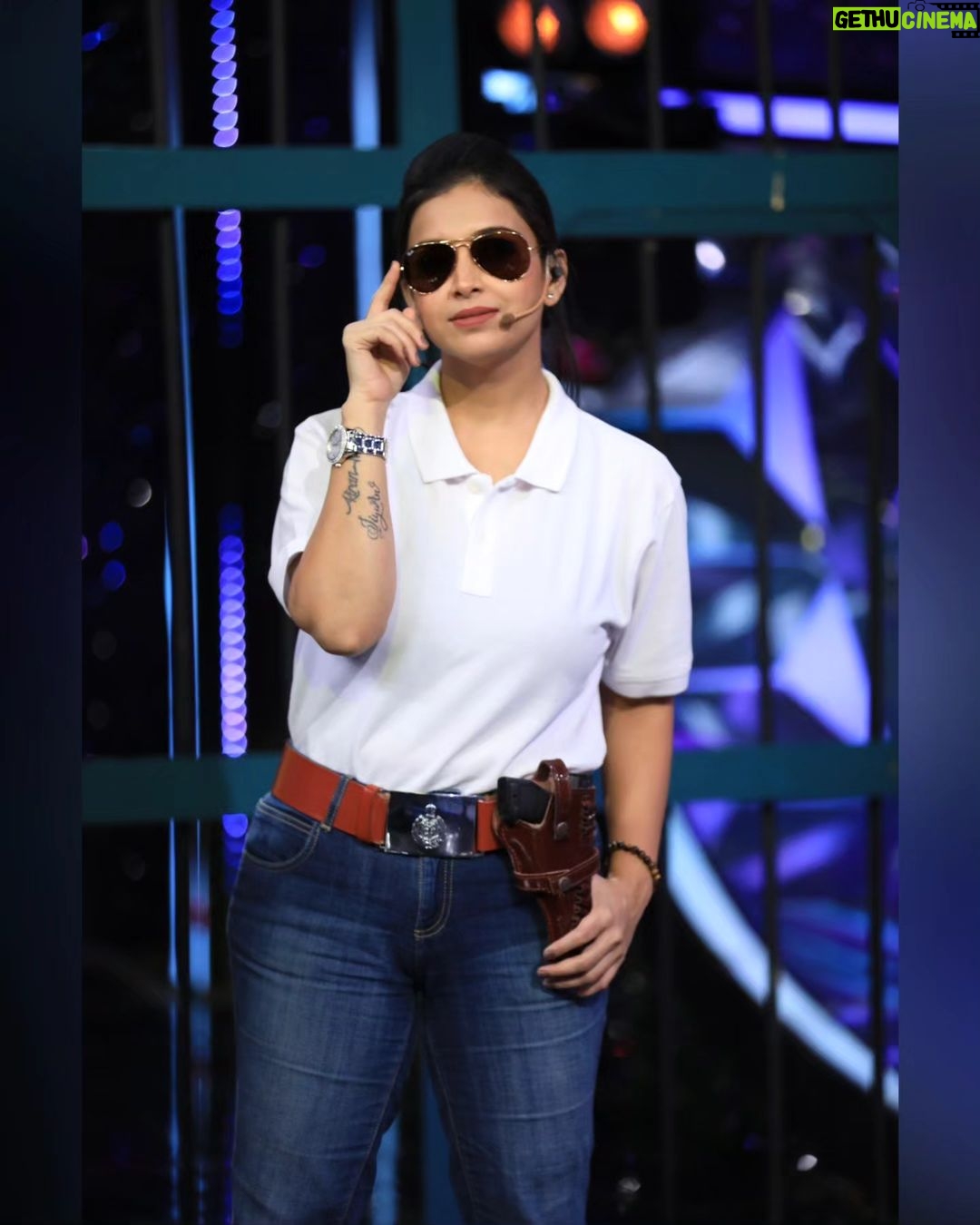 Swetha Changappa Instagram - I was a cop at my chota champion show 🙈🙈 It's fun to act different characters on stage❤️ Make up:- @keerthiram28 Hairstyle:- @rashmitha_glamourholic Assistant:- @vinoda__890 Photography:- @b_h_a_r_a_t_h_photography