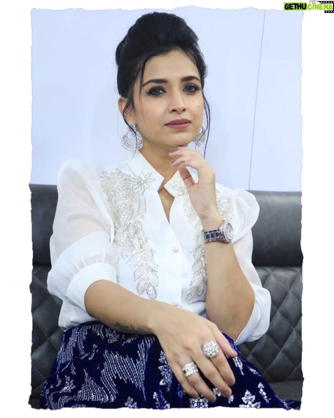 Swetha Changappa Instagram - Well this is how I got ready for my chota champion show finale ❤️🧿 simple yet sooo classy ❤️just loved my look for this grand event.❤️ Make up:- my ever favourite @keerthiram28 Jewellery:- @velvetboxby thank you for your beautiful jewelry for most of my outfits ❤️ Outfit:- @dharaatelier Hairstyle:- @makeoverwithshashi_nag Assistant:- @vinoda__890 Photography:- @b_h_a_r_a_t_h_photography