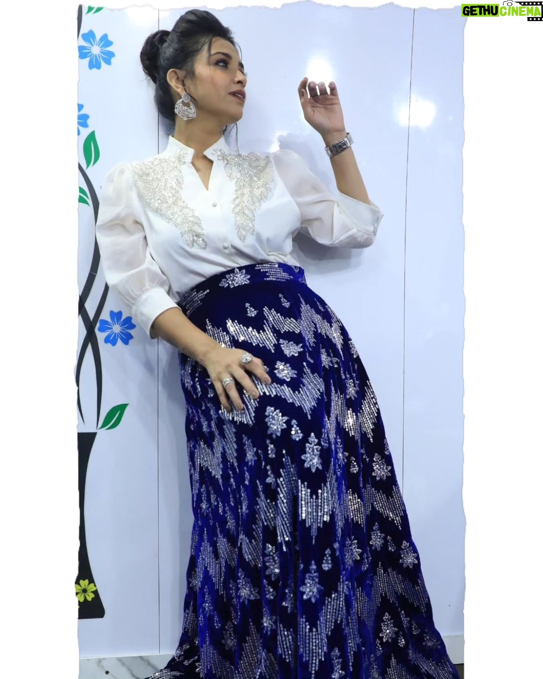 Swetha Changappa Instagram - Well this is how I got ready for my chota champion show finale ❤️🧿 simple yet sooo classy ❤️just loved my look for this grand event.❤️ Make up:- my ever favourite @keerthiram28 Jewellery:- @velvetboxby thank you for your beautiful jewelry for most of my outfits ❤️ Outfit:- @dharaatelier Hairstyle:- @makeoverwithshashi_nag Assistant:- @vinoda__890 Photography:- @b_h_a_r_a_t_h_photography