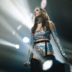 Sylwia Lipka Instagram - Dzisiaj mijają 4 lata od premiery mojego albumu „Wbrew Pozorom”. 🥹💜 Pamiętam jak bardzo stresowałam się publikując go, bo włożyłam w niego cale moje serce i zaśpiewałam o emocjach, o których ciężko było mi na tamten moment mówić. ☁️ To był wspaniały czas i już ogromnie tęsknie za sceną… Co powiecie na kolejny album i kolejną trasę? 🙊