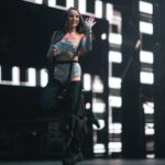 Sylwia Lipka Instagram - Dzisiaj mijają 4 lata od premiery mojego albumu „Wbrew Pozorom”. 🥹💜 Pamiętam jak bardzo stresowałam się publikując go, bo włożyłam w niego cale moje serce i zaśpiewałam o emocjach, o których ciężko było mi na tamten moment mówić. ☁️ To był wspaniały czas i już ogromnie tęsknie za sceną… Co powiecie na kolejny album i kolejną trasę? 🙊