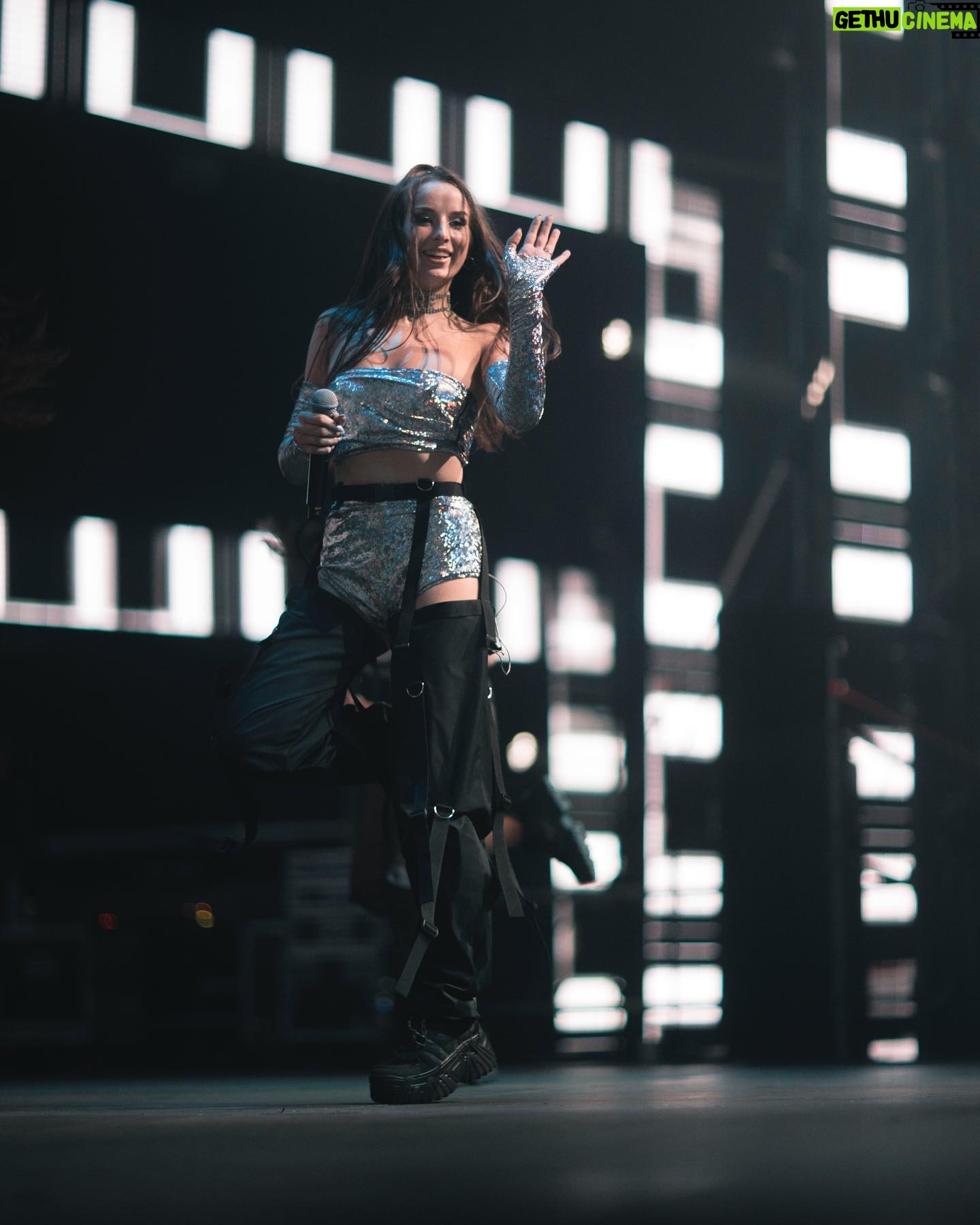 Sylwia Lipka Instagram - Dzisiaj mijają 4 lata od premiery mojego albumu „Wbrew Pozorom”. 🥹💜 Pamiętam jak bardzo stresowałam się publikując go, bo włożyłam w niego cale moje serce i zaśpiewałam o emocjach, o których ciężko było mi na tamten moment mówić. ☁️ To był wspaniały czas i już ogromnie tęsknie za sceną… Co powiecie na kolejny album i kolejną trasę? 🙊