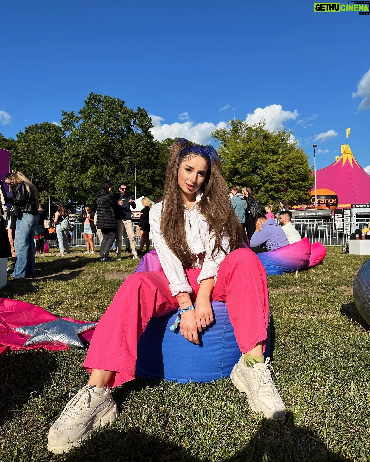 Sylwia Lipka Instagram - Photo dump z Orange Warsaw Festival’23 💅🏻 zaproszenie @tezenisofficial 💖