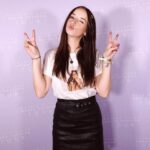 Sylwia Lipka Instagram - Dzisiaj mijają 4 lata od premiery mojego albumu „Wbrew Pozorom”. 🥹💜 Pamiętam jak bardzo stresowałam się publikując go, bo włożyłam w niego cale moje serce i zaśpiewałam o emocjach, o których ciężko było mi na tamten moment mówić. ☁️ To był wspaniały czas i już ogromnie tęsknie za sceną… Co powiecie na kolejny album i kolejną trasę? 🙊