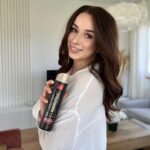 Sylwia Lipka Instagram - Martwienie się złą fryzurą nie jest w moim stylu, dlatego do stylizacji stawiam na sprawdzone produkty z serii Wellaflex Special Collection, które nadążają za szybkim, warszawskim życiem. 💖 Moje fale zawsze wracają na miejsce, a ja mogę cieszyć się piękną fryzurą z elastycznym utrwaleniem. ✨ @wellapolska #wellaflexspecialcollection •współpraca reklamowa•