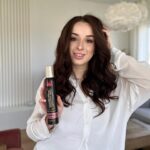 Sylwia Lipka Instagram - Martwienie się złą fryzurą nie jest w moim stylu, dlatego do stylizacji stawiam na sprawdzone produkty z serii Wellaflex Special Collection, które nadążają za szybkim, warszawskim życiem. 💖 Moje fale zawsze wracają na miejsce, a ja mogę cieszyć się piękną fryzurą z elastycznym utrwaleniem. ✨ @wellapolska #wellaflexspecialcollection •współpraca reklamowa•
