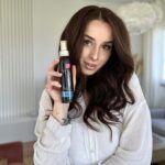 Sylwia Lipka Instagram - Martwienie się złą fryzurą nie jest w moim stylu, dlatego do stylizacji stawiam na sprawdzone produkty z serii Wellaflex Special Collection, które nadążają za szybkim, warszawskim życiem. 💖 Moje fale zawsze wracają na miejsce, a ja mogę cieszyć się piękną fryzurą z elastycznym utrwaleniem. ✨ @wellapolska #wellaflexspecialcollection •współpraca reklamowa•