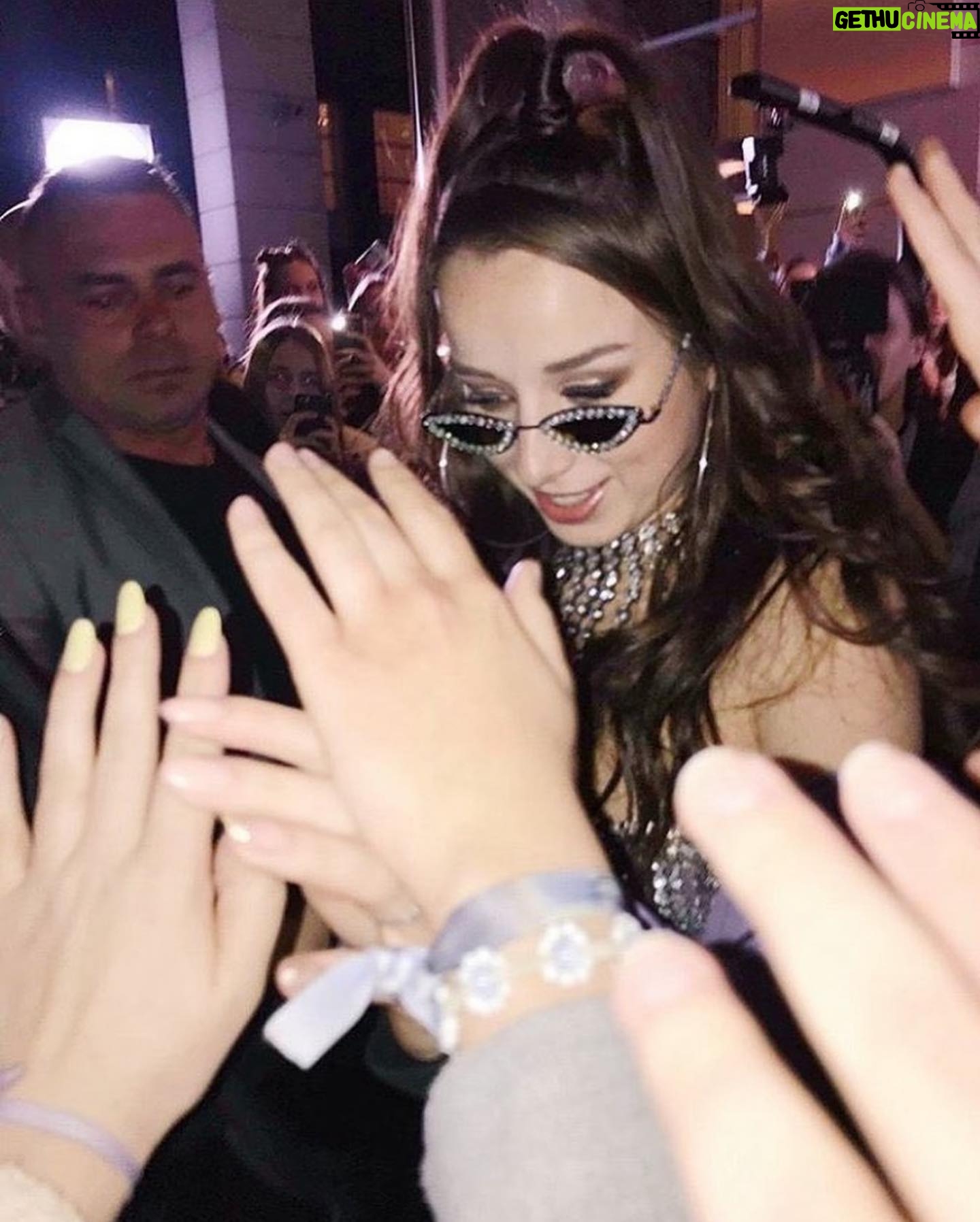 Sylwia Lipka Instagram - Dzisiaj mijają 4 lata od premiery mojego albumu „Wbrew Pozorom”. 🥹💜 Pamiętam jak bardzo stresowałam się publikując go, bo włożyłam w niego cale moje serce i zaśpiewałam o emocjach, o których ciężko było mi na tamten moment mówić. ☁️ To był wspaniały czas i już ogromnie tęsknie za sceną… Co powiecie na kolejny album i kolejną trasę? 🙊