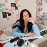 Sylwia Lipka Instagram - [REKLAMA] @visapl Nie chcę stać w miejscu, tylko być lepsza każdego dnia. Przelewanie moich emocji na papier jest moją pasją, którą chcę rozwijać - szczególnie przy tworzeniu nowego albumu. 🎼 Gdy kupuję poradniki, książki, kursy online płacę za nie kartą Visa, bo tak jest szybko i wygodnie. 💙 A Ty jaką masz pasję? #LevelUpYourGame #VisaPL