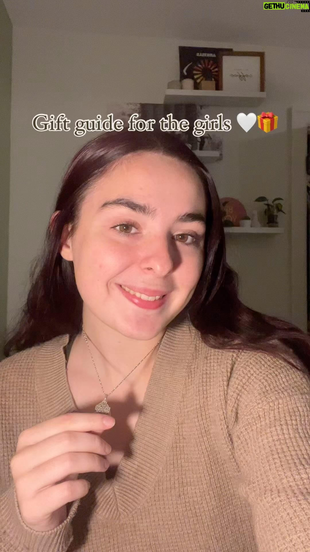 T.J. McGibbon Instagram - If you're looking for some gift ideas for your sister or bestie, here are some of my favourites 🤍🎁 #giftguide #holidaygiftideas #greenscreen #christmasgiftideas #christmasgiftsforher #giftguideforher #Itkholidaywishlist #sephoragiftguide