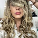 Tânia Mara Instagram - Sem ajustes e sem filtro só com a emoção de cantar o que toca meu coração e minha alma. ❤️‍🔥🎼🎤 “Por enquanto” composição: @renatorussooficial gravada pela maravilhosa @cassiaelleroficial 🙏🏼🤍🦋 #musica #amor #verdade #leveza #gratidao #fé #deus #fazeroquetefazfeliz #musicaboa #propositos