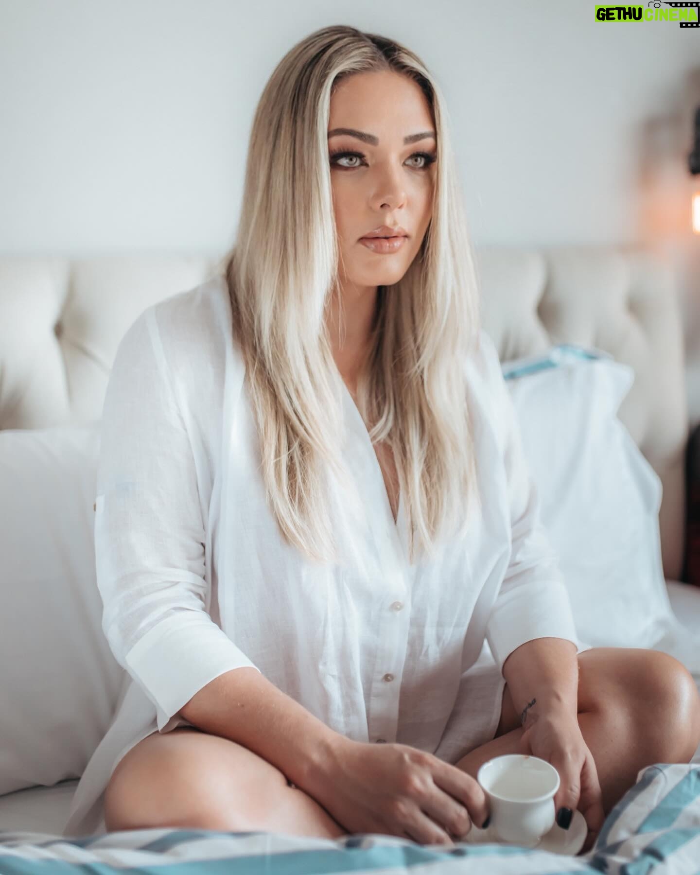 Tânia Mara Instagram - “À medida que o tempo avança, que possamos abraçar a vida com um coração cheio de amor, mente aberta para a reflexão e alma leve para enfrentar os desafios. Que cada dia nos traga paz e serenidade. Bom dia!”☀️🤍