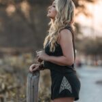 Tânia Mara Instagram - “Na imensidão do horizonte, encontramos a serenidade que tanto buscamos. Sob o sol, as preocupações se dissipam e somos lembrados da beleza do momento presente. ☀️ Photos: @larimarquesphoto #sol #leveza #paz #amor #alegria #gratidão #deus #natureza #presente