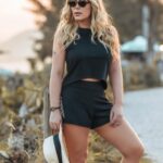 Tânia Mara Instagram - “Na imensidão do horizonte, encontramos a serenidade que tanto buscamos. Sob o sol, as preocupações se dissipam e somos lembrados da beleza do momento presente. ☀️ Photos: @larimarquesphoto #sol #leveza #paz #amor #alegria #gratidão #deus #natureza #presente