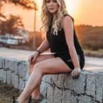Tânia Mara Instagram - “Na imensidão do horizonte, encontramos a serenidade que tanto buscamos. Sob o sol, as preocupações se dissipam e somos lembrados da beleza do momento presente. ☀️ Photos: @larimarquesphoto #sol #leveza #paz #amor #alegria #gratidão #deus #natureza #presente