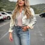 Tânia Mara Instagram - Somos o que carregamos no coração. O resto é aparência. 🙏🏼🤍❤️‍🔥 Look do @programaraulgil de hoje.😘