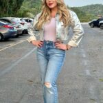 Tânia Mara Instagram - Somos o que carregamos no coração. O resto é aparência. 🙏🏼🤍❤️‍🔥 Look do @programaraulgil de hoje.😘
