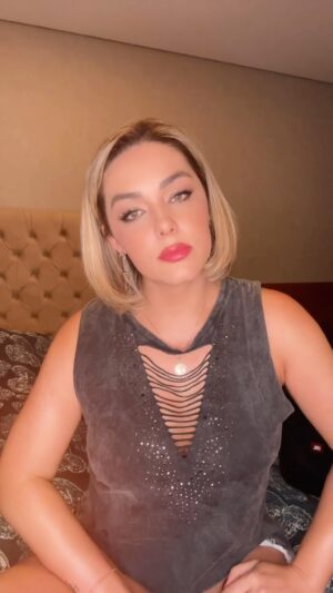 Tânia Mara Instagram - Vocês pediram então aí vai #quemdenósdois🎵 da @sigaanacarolina 

#música 
#musicaboa 
#romantismo 
#amor 
#leveza 
#paz 
#alegria 
#gratidão 
#mpb