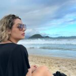 Tânia Mara Instagram - Nossa sorte é que não somos feitos do que os outros pensam. 🙏🏼🤍🍃 #reflexão #paz #leveza #evolução #resiliencia #amor #deusébomotempotodo #humildade #autocuidado #consciência
