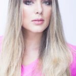 Tânia Mara Instagram - Perdoem a afinação, mas neste dia estava tão nervosa, emocionada e feliz… 🥹 Sonhei por anos com esse momento e ao cantar essa música senti meu coração pulando de gratidão, uma vontade de chorar tremenda e um filme passando na minha cabeça. Dos muitos momentos que eu e minha família acreditamos, lutamos e conseguimos realizar nossos sonhos em meio a dificuldades. Deus sempre foi maravilhoso e nos fortaleceu, livrou e protegeu nesse caminho. E o Jô Soares foi de uma generosidade e carinho comigo que jamais esquecerei. 🙏🏼🥹❤️ #tbt❤️ #sonhos #emocao #alegria #gratidao #musica #amor #fé #deusébomotempotodo #momentos Piano: @thiagogimenes1