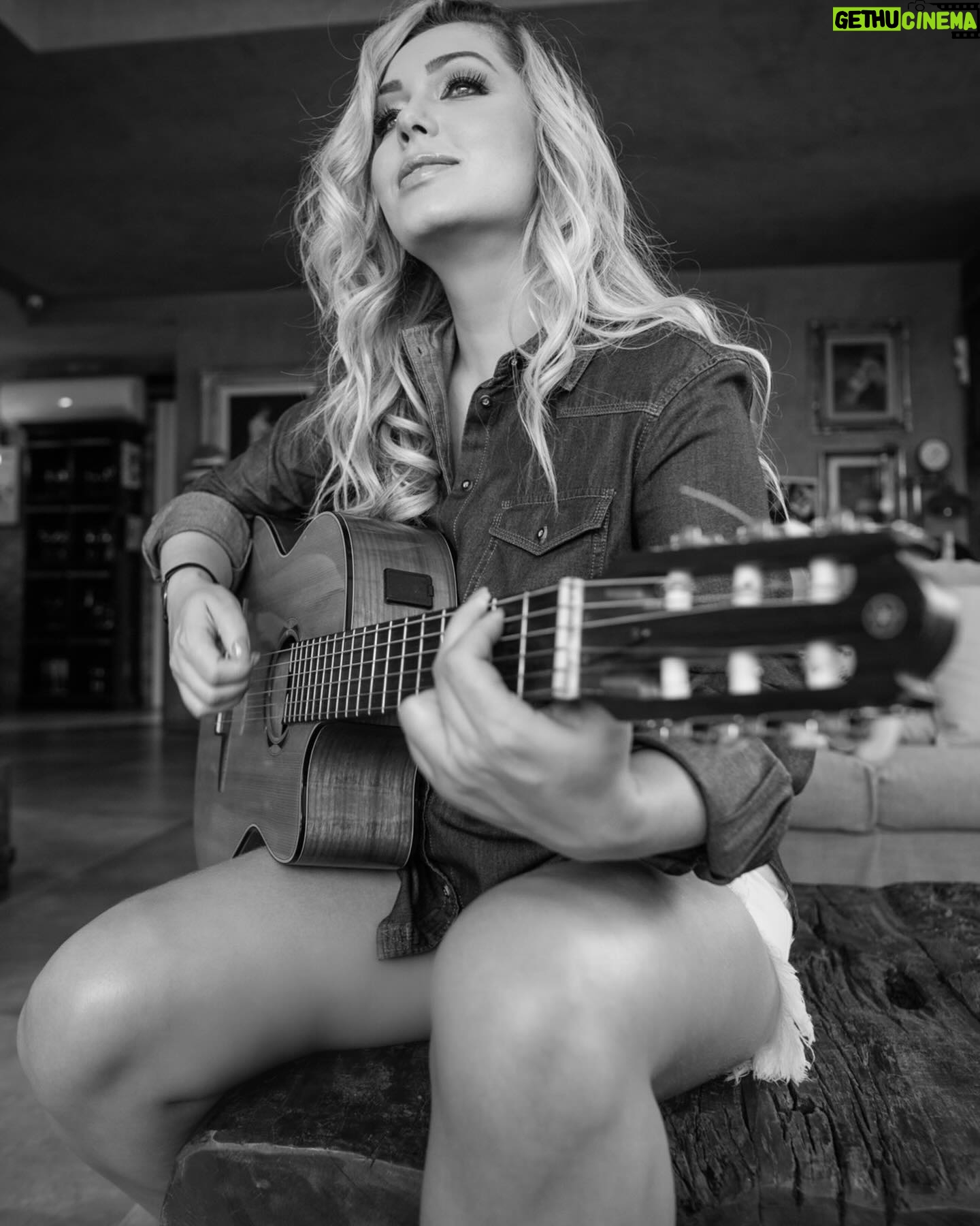 Tânia Mara Instagram - “A música é mais do que notas e ritmos; é a voz da minha alma, o bálsamo para o meu coração. Ela me alegra, me inspira e me faz sentir viva. 🎶💖 #MúsicaÉVida”