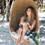 Tânia Mara Instagram - Gente que pensa bonito vive mais bonito. E enxerga mais bonito também. 🙏🏼🤍🦋 Val Abreu #alegria #gratidao #paz #amor #evolucao #saude #autocuidado #autoamor #fé #deus #vida #leveza #pensamentopositivo #musica