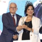 Türkan Şoray Instagram – Burhaniye Etkinliğinde başıma takılan, çok anlamlı zeytin dalı tacını, çok sevdim..
Belediye Başkanı değerli Ali Kemal Deveciler’i de bu güzel etkinlik için, tebrik ederim..
Burhaniye’llilerin iklimi gibi sıcacık sevgileri içimi ısıttı❤️