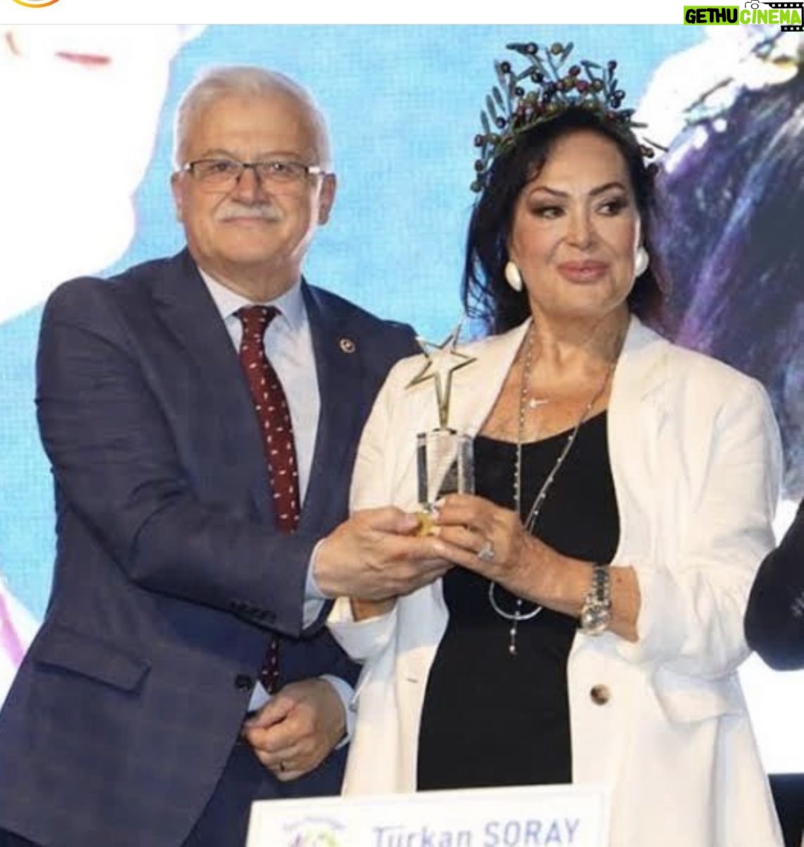 Türkan Şoray Instagram - Burhaniye Etkinliğinde başıma takılan, çok anlamlı zeytin dalı tacını, çok sevdim.. Belediye Başkanı değerli Ali Kemal Deveciler’i de bu güzel etkinlik için, tebrik ederim.. Burhaniye’llilerin iklimi gibi sıcacık sevgileri içimi ısıttı❤️
