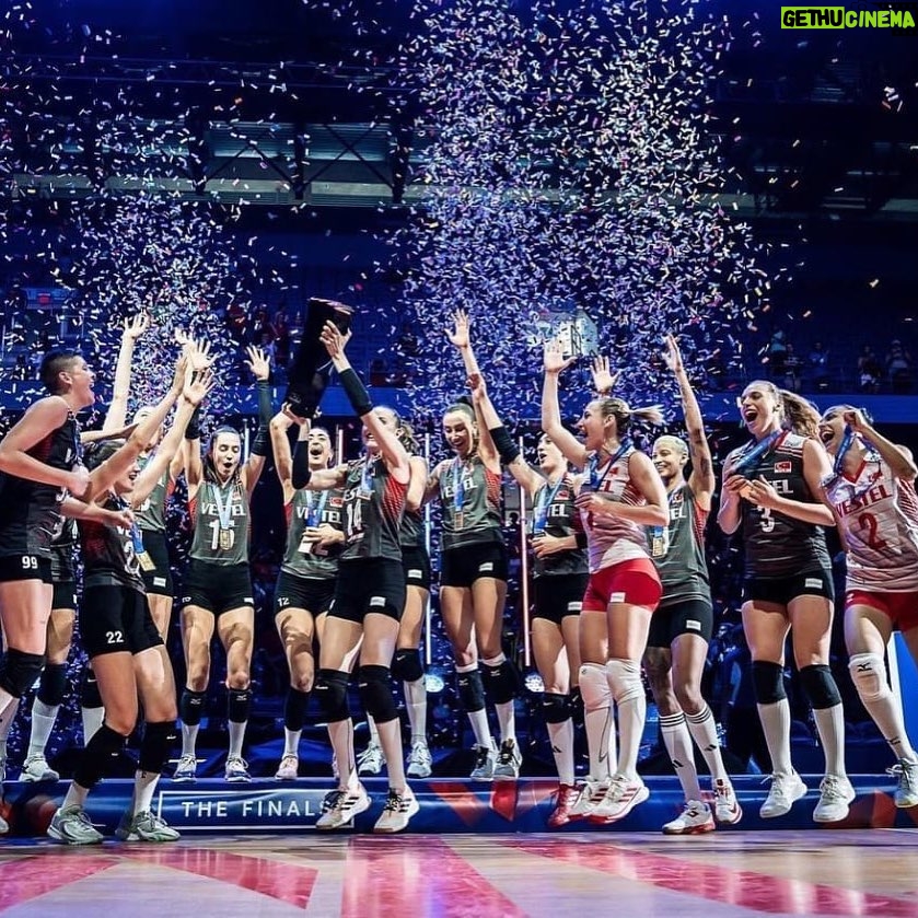 Türkan Şoray Instagram - Cumhuriyetimizin yetiştirdiği voleybolcu kızlarımız❤️azim ve çalışkanlığınızla elde ettiğiniz bu başarıyla, hepimizi gururlandırdınız👏🏻