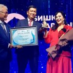 Türkan Şoray Instagram - Kardeş ülke Kırgızistan’ da düzenlenen 1.Bishkek Film Festivali’nde “ Dünya Sinemasına Katkılarından Dolayı” adı verilen ödülü aldım. Mutlu oldum .💕 Gurur duydum…🙏🏼 Bu ödülü Kırgız sinemasının duayeni Manasbek Musaev ve Bişkek Büyükşehir Belediye başkanı Aybek Cunuşaliyev’in elinden aldım.
