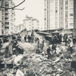 Türkan Şoray Instagram - Ülkemde büyük bir acı yaşıyoruz. Kaybettiğimiz canlar için içim yanıyor. Halen göçük altında kalan insanlarımızın neler yaşadıklarını düşündükçe kahroluyorum. Arama kurtarma ekiplerinin de bir an önce o canlarımızı kurtarmasını diliyorum yürekten. Biliyorum ki ülkemde yaşayan herkes benimle aynı duyguları hissediyor. Depremzedelerin çektikleri acıları an be an yüreğimde yaşıyorum, hepsine sımsıkı sarılıyorum, bütün yüreğimle. Hayatını kaybedenlere Allah’tan rahmet onların yakınlarına büyük sabırlar diliyorum. Yaralılarımıza da acil şifalar diliyorum yürekten.