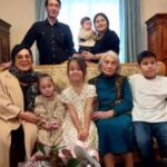 Türkan Şoray Instagram - Kırgızistan ziyaretimde “Selvi Boylum Al Yazmalım‘ın yazarı,dünyaca ünlü Cengiz Aytmatov‘un evini ziyaret ettim, müzeye dönüştürülmüş. Cengiz Aytmatov, önceki ziyaretimde beni bu evde ağırlamıştı. Anılarım tazelendi. Yemek masasında,onun koltuğunda oturdum. Ablası ,oğlu ve torunları ile tanıştım. Evinde Selvi boylum Al Yazmalım filminin, afişini görmek, beni çok duygulandırdı .